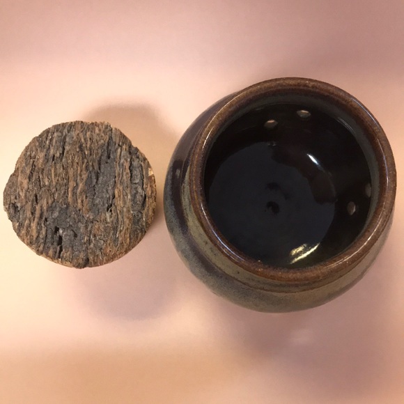 Vintage Cunningham Stoneware Pottery Garlic Keeper with Cork Lid - Picture 5 of 10